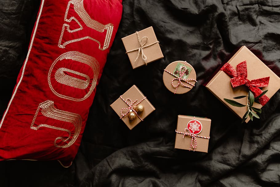 regalos de navidad, regalos, navidad, ropa de cama, cama, rojo, negro, diciembre, invierno, humor oscuro