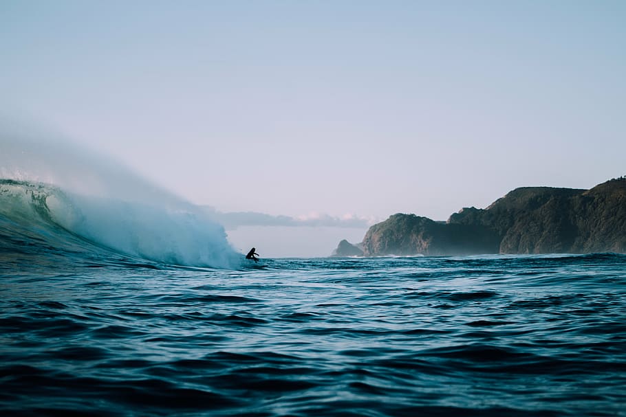Persona, equitación, tabla de surf, grande, olas, durante el día, agua, azul, océano, mar