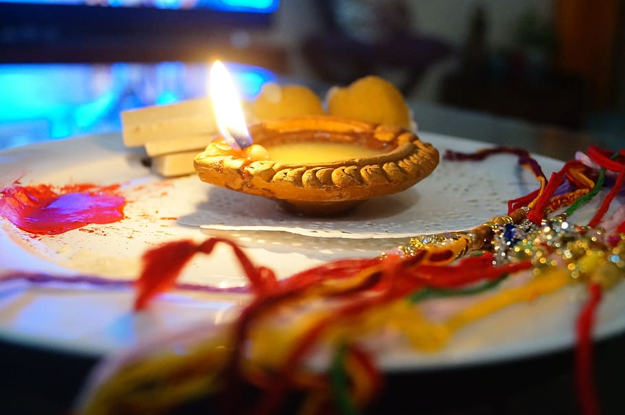 접시에 촛불, rakshabandhan, rakhi, 인도 축제, 인도의, 축하, 자매의, 힌두교, 전통, 반한