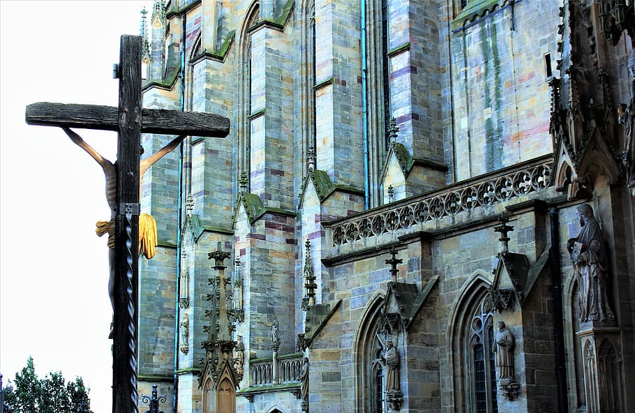 Catedral de Erfurt, Turingia, Alemania, crucifijo, religión, arquitectura, estructura construida, exterior del edificio, edificio, vista de ángulo bajo