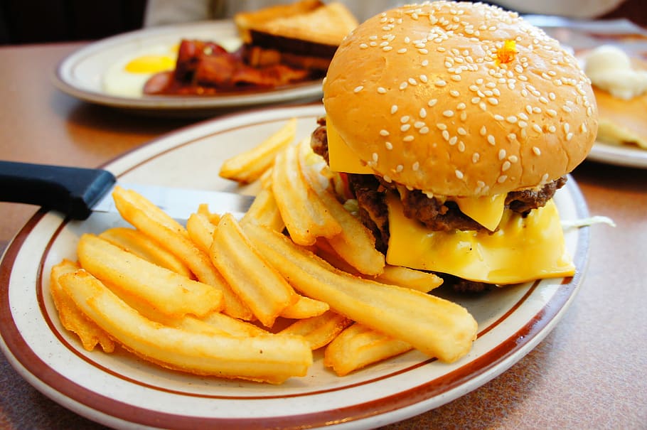 Burger, Kentang Goreng, burger baris dengan kentang goreng, kentang disiapkan, makanan dan minuman, roti, hamburger, makanan cepat saji, makanan tidak sehat, makanan siap saji