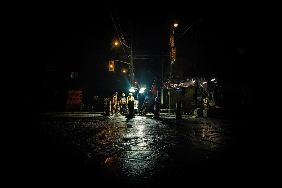 três, homens, em pé, ao lado, semáforo, escuro, noite, construção, pessoas, estrada
