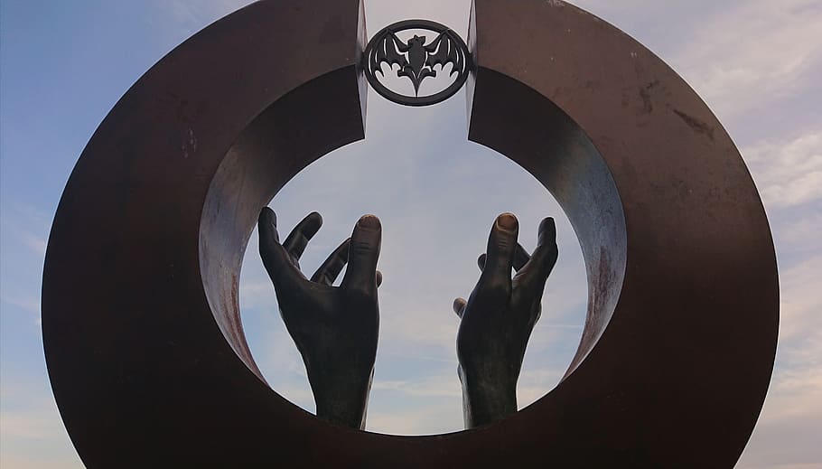 Monumento a Bacardi, Sitges, Cataluña, España, circulo, cielo, forma geométrica, personas reales, forma, actividad de ocio