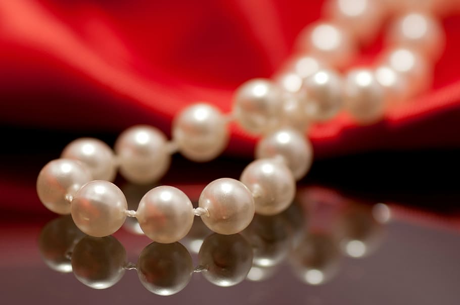 close-up photography, beaded, white, pearl necklace, pearl, necklace, shine, fashion, jewelry, luxury