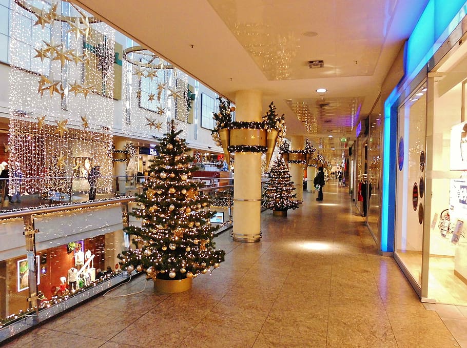 pusat perbelanjaan, lantai, dekorasi natal, natal, diterangi, di dalam ruangan, peralatan pencahayaan, dekorasi, arsitektur, kelompok besar objek