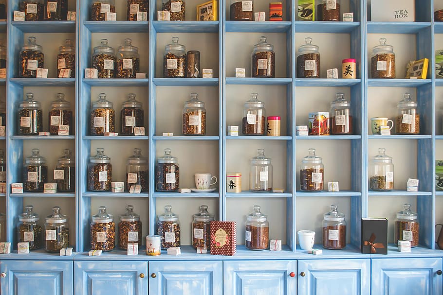 claro, frascos de vidrio, azul, de madera, estantes, surtidos, frascos, estante, té, armario