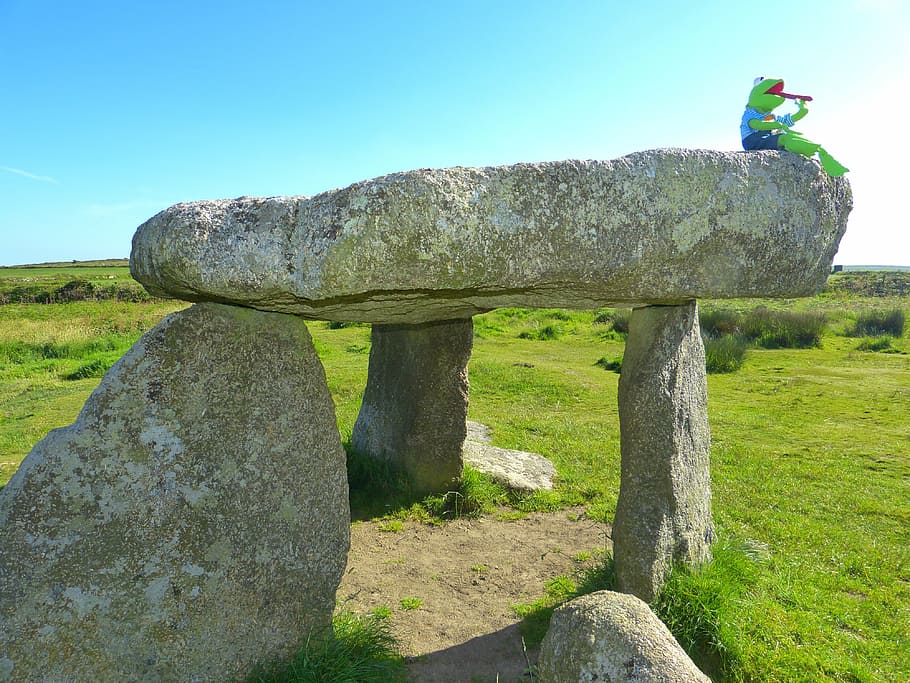 lanyon quoit, quoit giant's, giant's table, cornwall, south gland, dolmen, megalithic monuments, kermit, frog, sit