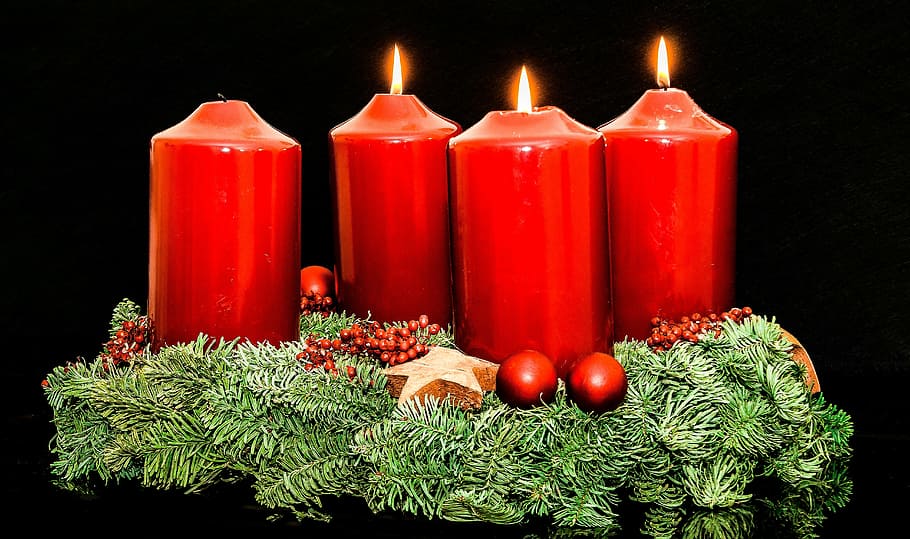 velas de pilar vermelho, coroa do advento, advento, jóias de natal, velas, terceira vela, luz, flama, contemplativa, luz de velas