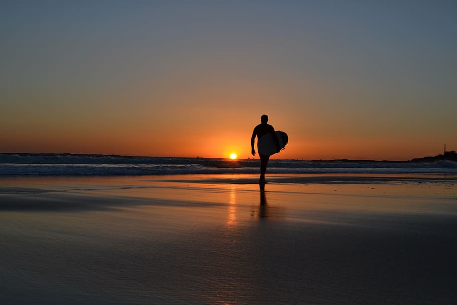hombre, llevando, tabla de surf, caminando, arena de la orilla, surf, puesta de sol, playa, silueta, mar