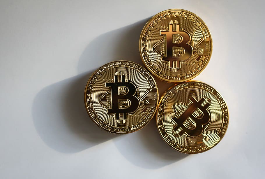 tiga, koin bitcoin berwarna emas, keuangan, mata uang, bitcoin, crypto, cryptocurrency, investasi, kekayaan, uang