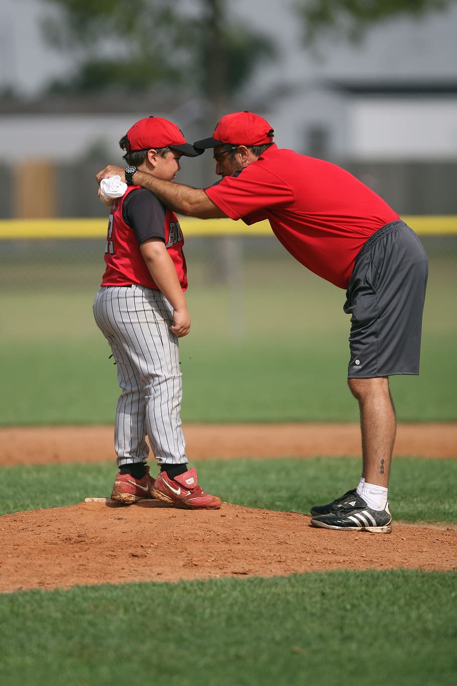 selectivo, foto de enfoque, hombre, hablando, chico, campo de béisbol, durante el día, béisbol, liga pequeña, lanzador