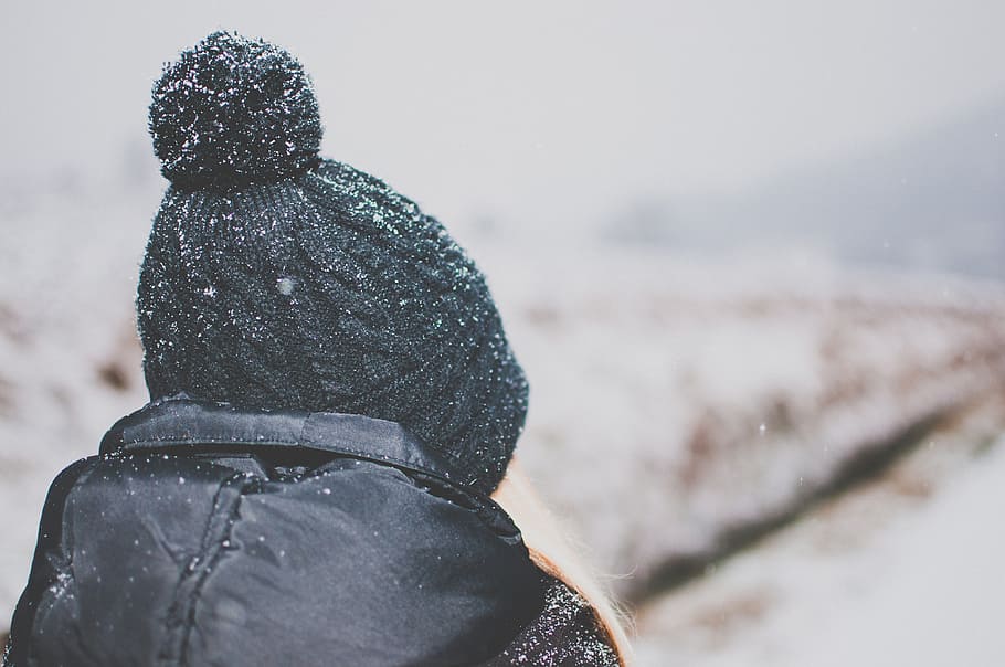 Mujer Congelada En Sombrero En Invierno Frío Imagen de archivo - Imagen de  bosque, feliz: 180055877