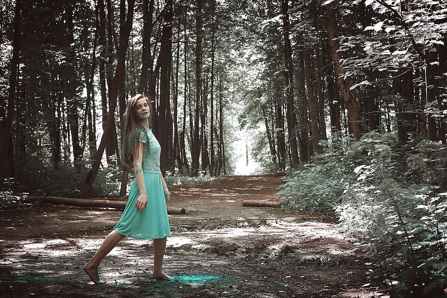 Mujer Vestido Verde Azulado Maderas Ni A Bosque Naturaleza Verano