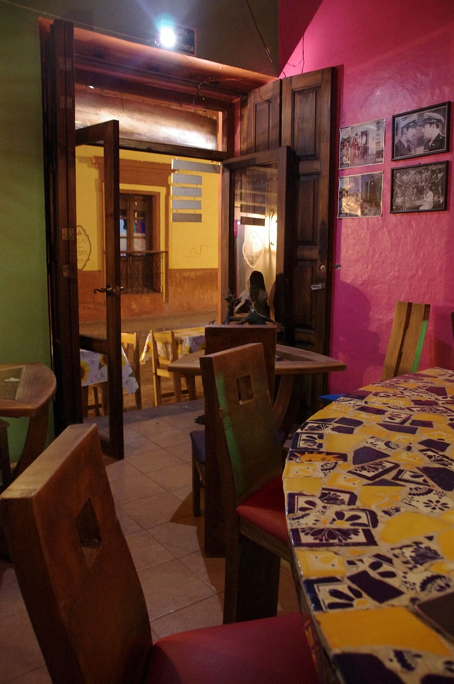 san cristóbal de las casas, restaurante mexicano, diseño de interiores mexicano, chiaps, restaurante maya, mesa, asiento, adentro, silla, iluminado