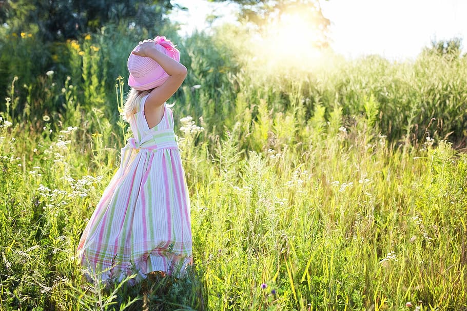 女の子, 立っている, 緑, 芝生のフィールド, 保持, ピンク, 帽子, 昼間, 白の女の子, ストライプ