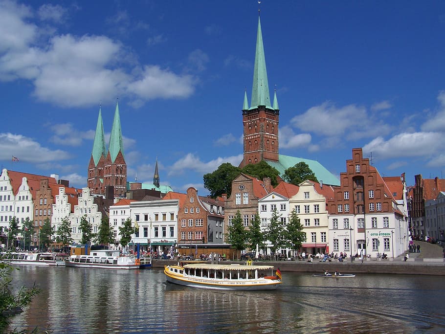 Barco al lado del edificio, Lübeck, ciudad de mazapán, patrimonio mundial, casco antiguo, arquitectura, Europa, paisaje urbano, lugar famoso, ciudad