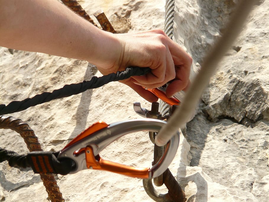 carabina, corda, gancho, cópia de segurança, escalada, via ferrata, segurança, redundância, cabo de aço, ancoragem