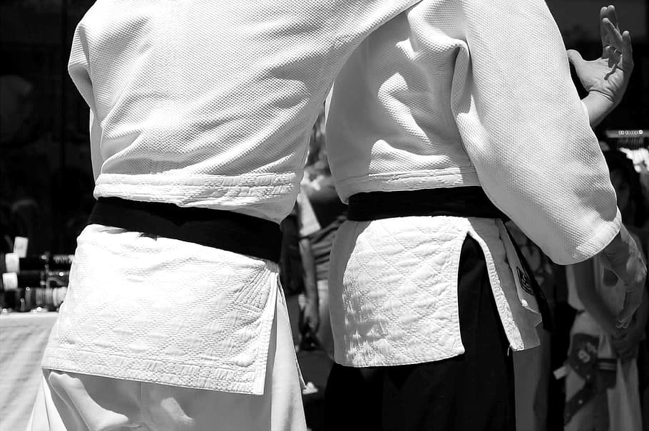 fotografi grayscale, dua, orang, mengenakan, taekwondo gi seragam, seni bela diri, aikido, jepang, sabuk hitam, olahraga