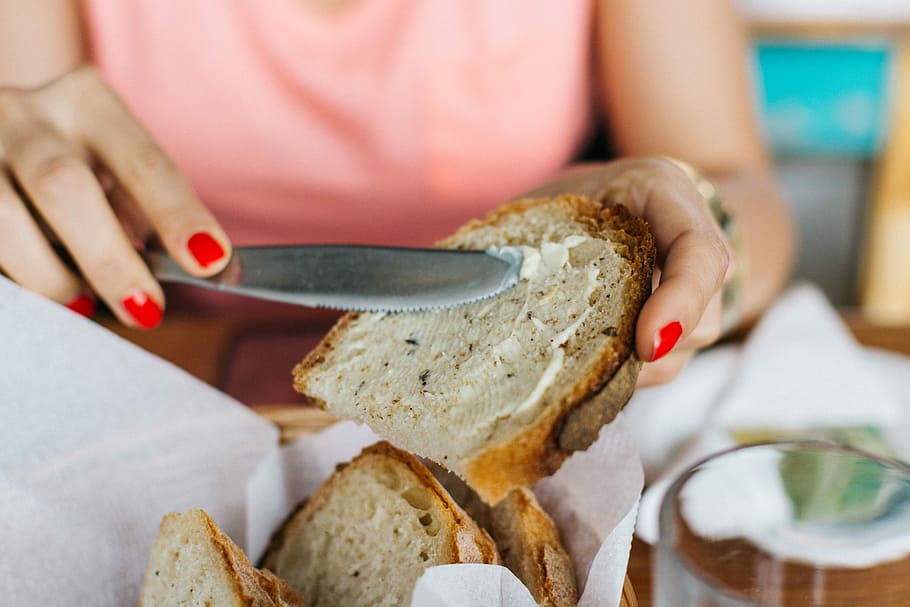 pão com manteiga, pão, manteiga, close-up, mãos, pastelaria, processo, alimentos, fatia, dentro de casa