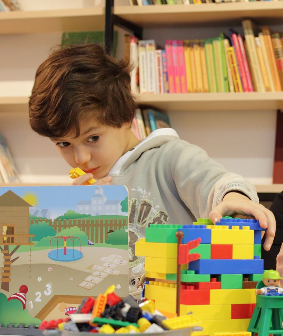 chico, jugando, bloques de juguete, bebé, lego, constructor, arquitecto, fantasía, detalle, juego