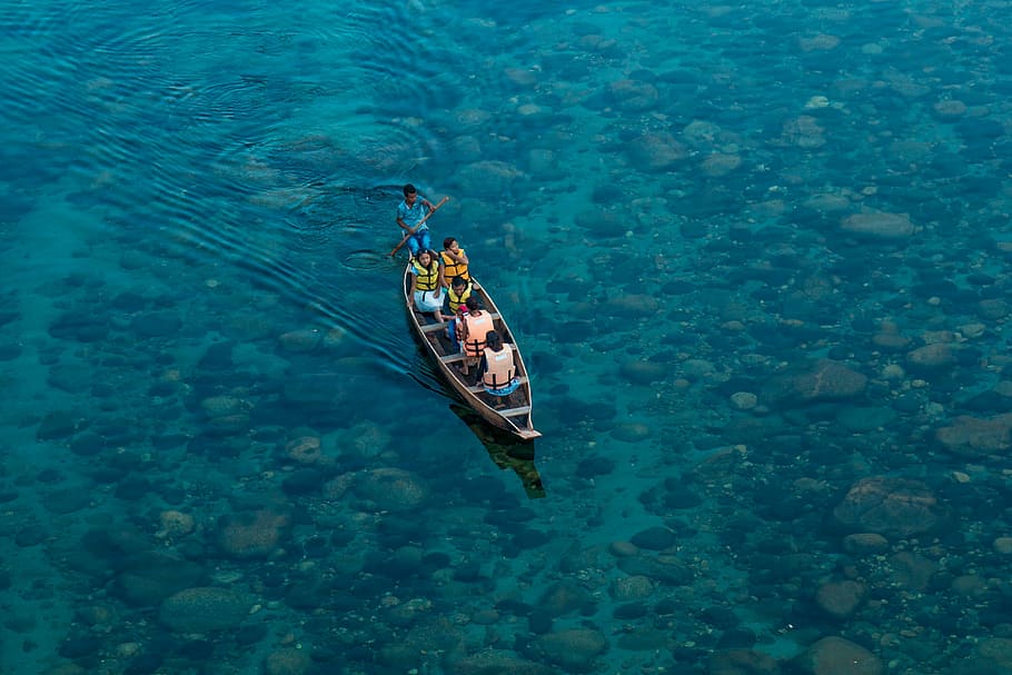 Foto, barco, cuerpo, agua, cinco, personas, canoa, vida, chaleco, mar