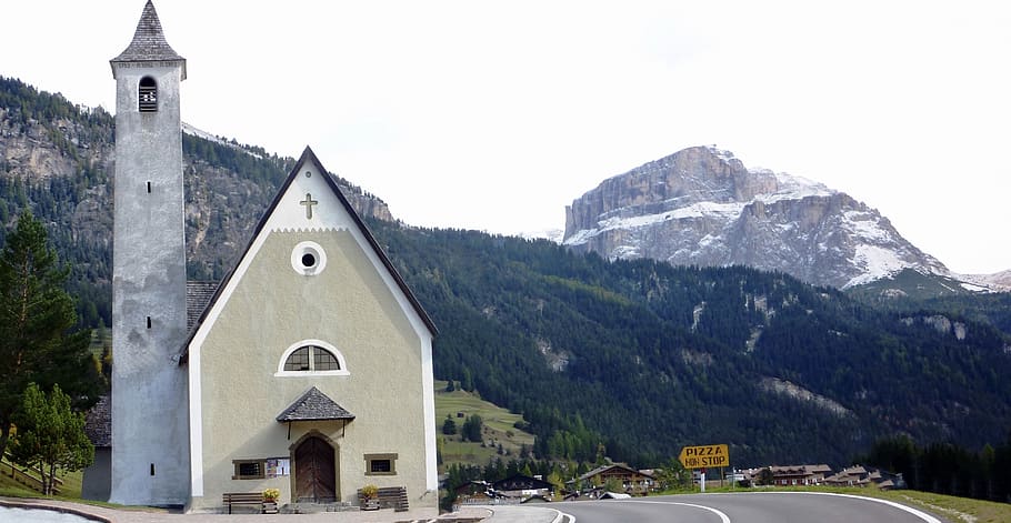 situation comedy, church, perspective, italy, tourism, alto adige, built structure, religion, place of worship, mountain