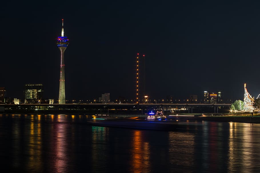 torre cn, torre de televisión, düsseldorf, rin, noche, luz, paisaje del río, reflejo, horizonte, arquitectura