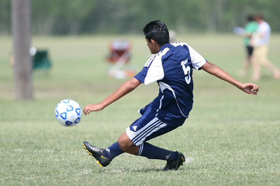 Futebol, Pontapé, Bola de futebol, atleta, grama, menino, concorrência, ação, chutando, jogador de futebol