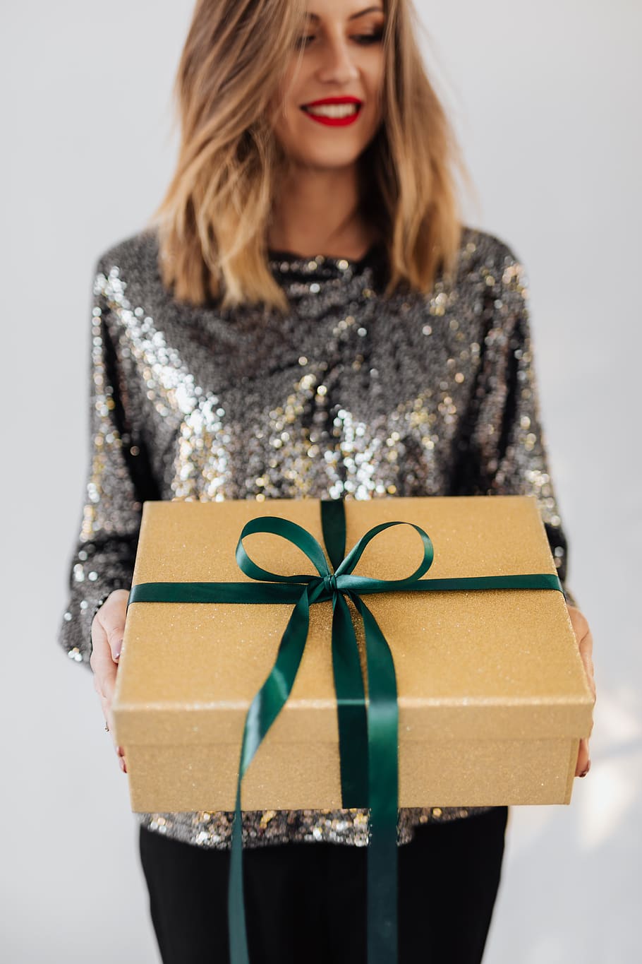 regalo de navidad, envoltura de regalos, niña, caja de regalo, tenencia de regalo, oro, verde, mujer, regalo, una persona
