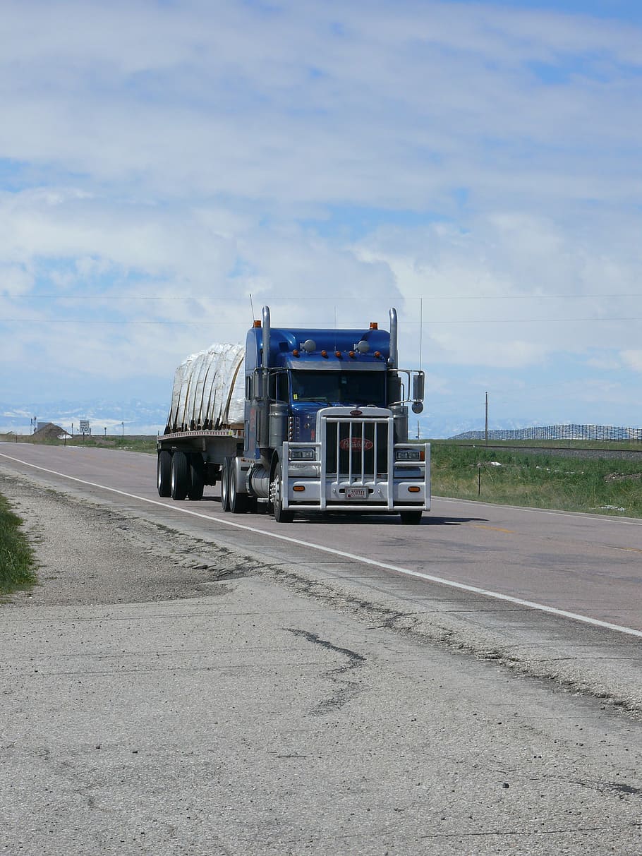camión, transporte, camión americano, semi-camión, transporte de carga, carretera, camiones, modo de transporte, contenedor de carga, carretera de múltiples carriles