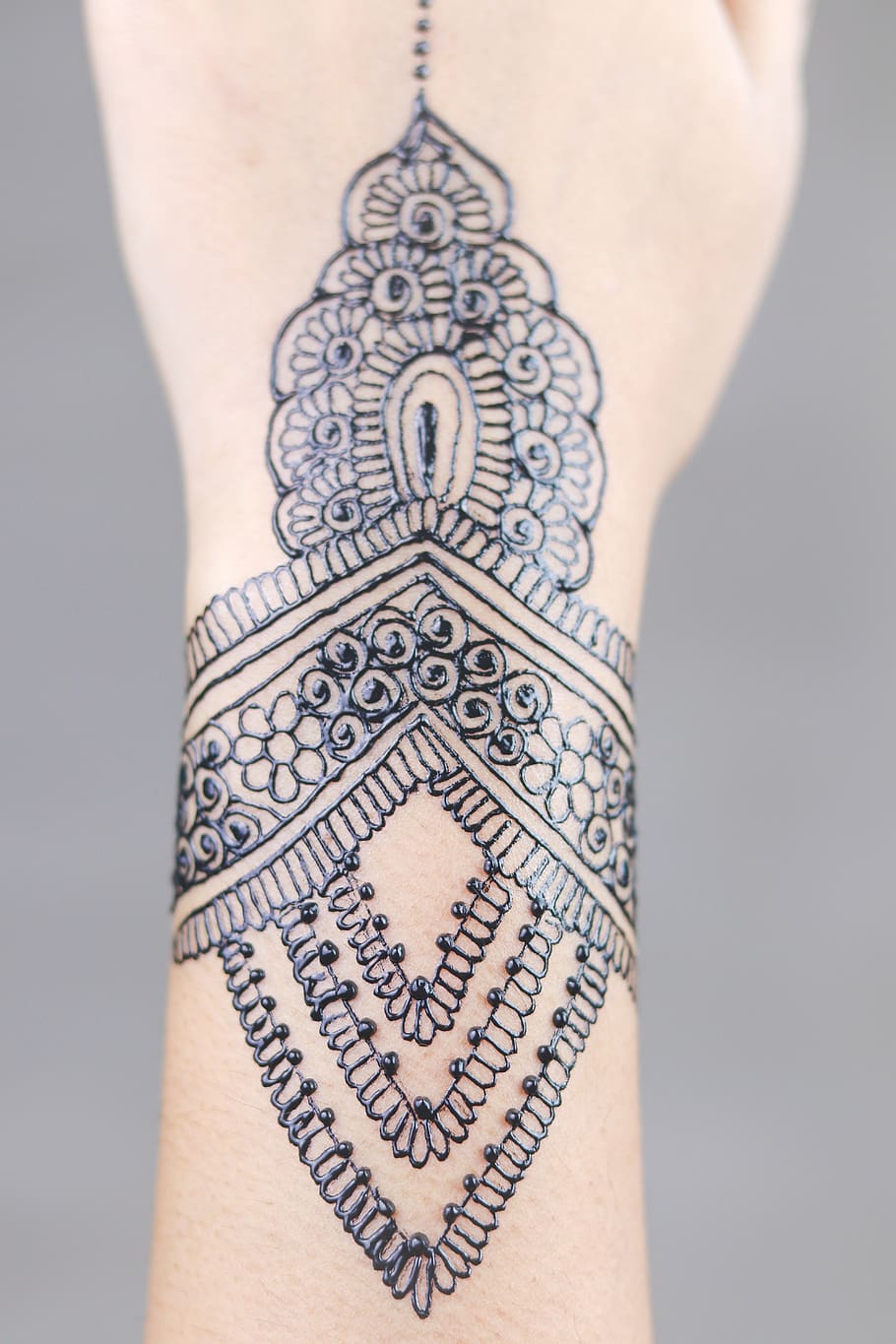 desain mehndi, mehndi, henna, tato, mode, lukisan tangan, gelang, tato sederhana, bagian tubuh manusia, studio shot