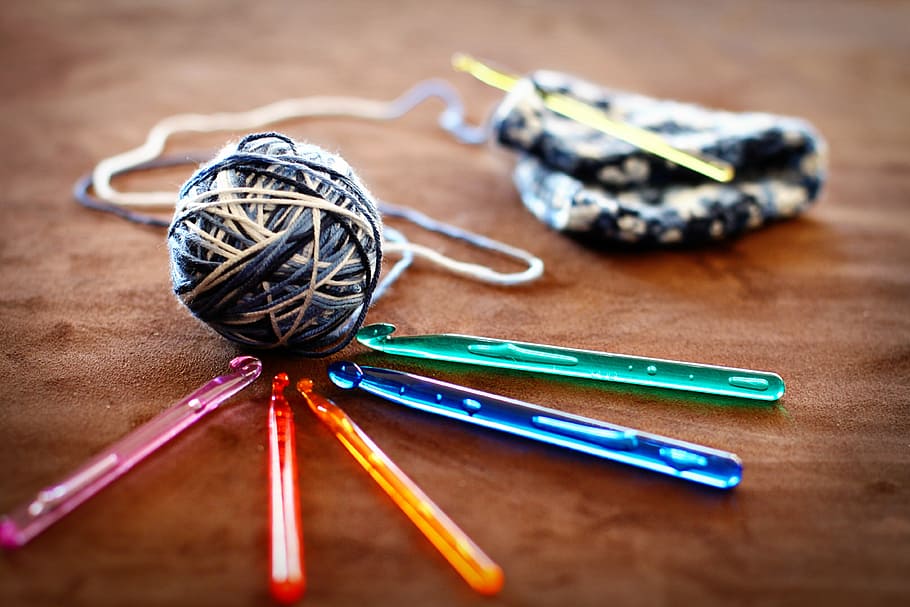 ganchillo, pelota, cinco colores surtidos, palos, lana, hilo, agujas, mano de obra, tejido, hobby