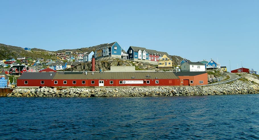 Greenland, Julianehåb, Qaqortoq, Musim panas, indah, kota, air, perjalanan perahu, liburan, langit cerah