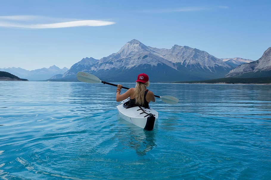 Mujer, equitación, blanco, sit-on, top, kayak, canoa, remar, agua, azul
