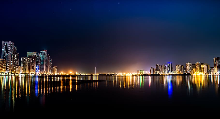 панорамный, фотография, Освещенный, городской пейзаж, через, Тело, воды, ночное время, море, глубокий