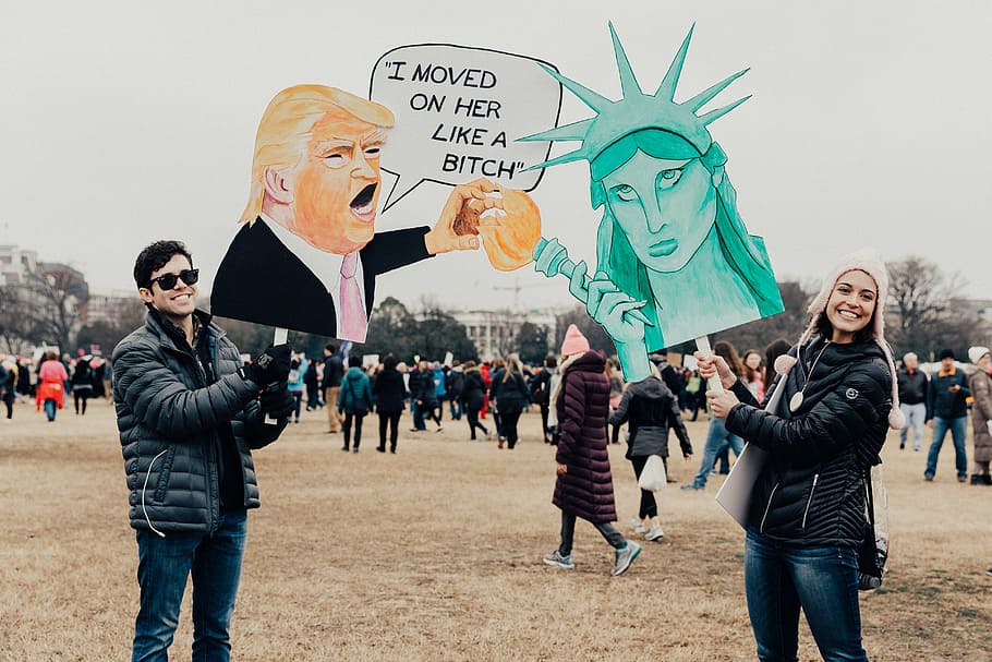 homem, segurando, cartaz de donald trump, mulher, estátua, cartaz da liberdade, pessoas, protesto, manifestação, igualdade