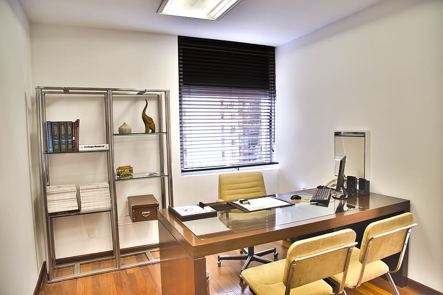 marrón, de madera, escritorio ejecutivo, dos, vacante, sillas, médico, oficina, equipaje, en el interior