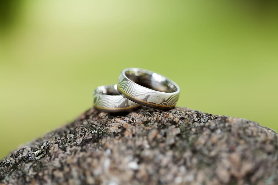 dangkal, fokus, dua, cincin berwarna perak, batu, pernikahan, cincin, menikah, cinta, perhiasan