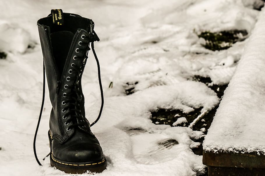 zapato, pasos de pie, pista, nieve, dr, martens, botas, invierno, temperatura fría, foco en primer plano