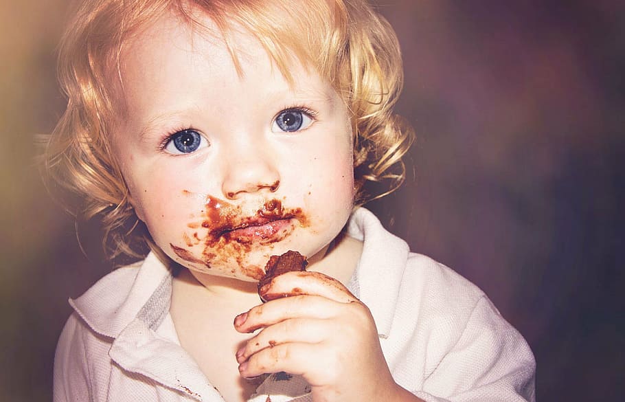 肖像写真, ブロンド, 髪の子供, チョコレート, 甘い, 赤ちゃん, 青い目, 子, かわいい, 小
