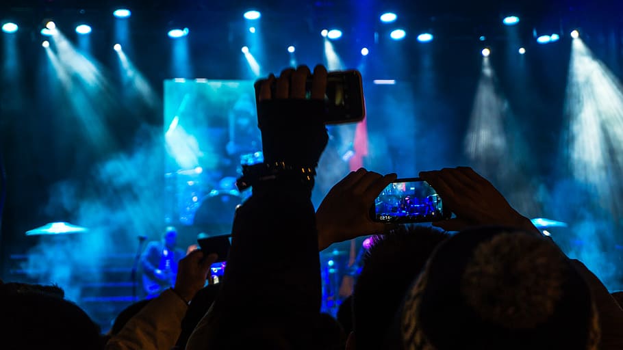 grup, orang-orang, memegang, smartphone, menonton, konser, penonton, band, blur, perayaan