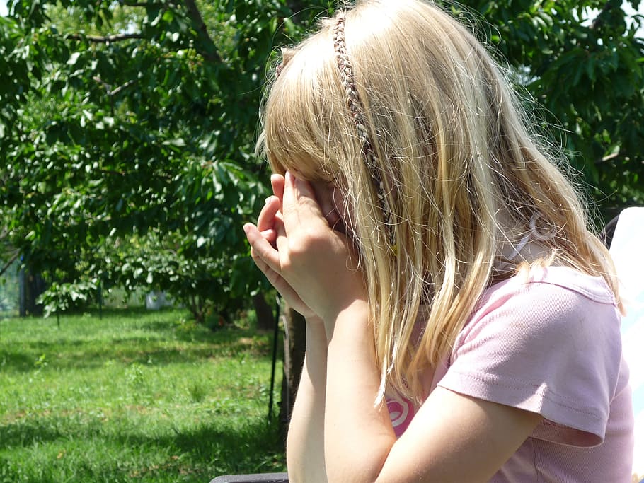 girl, wearing, pink, cap-sleeved shirt, cry, sad, blond, women, outdoors, people