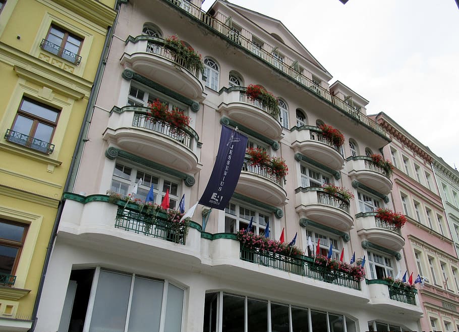Karlovy varía, hotel, balcón, flor, estructura construida, arquitectura, exterior del edificio, vista de ángulo bajo, ventana, edificio