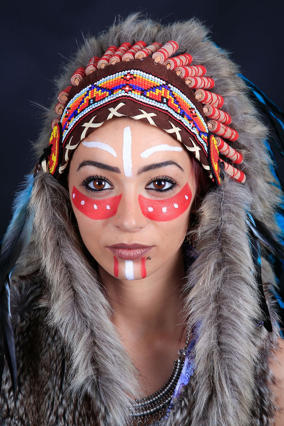 retrato do nativo americano, mulher, penas, mulheres jovens, retrato, fêmea, cabeça indiana, foto, cor, somente adultos