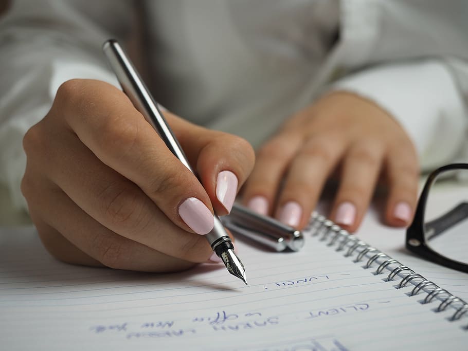pessoa, escrevendo, mão direita, usando, caneta tinteiro, composição, mãos, caligrafia, unhas, caderno
