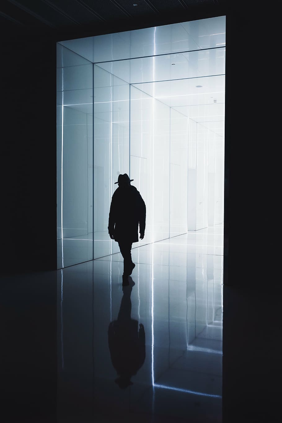 fotografi siluet, orang, berjalan, lorong, bayangan hitam, bagian, foto, pria, sendirian, bangunan