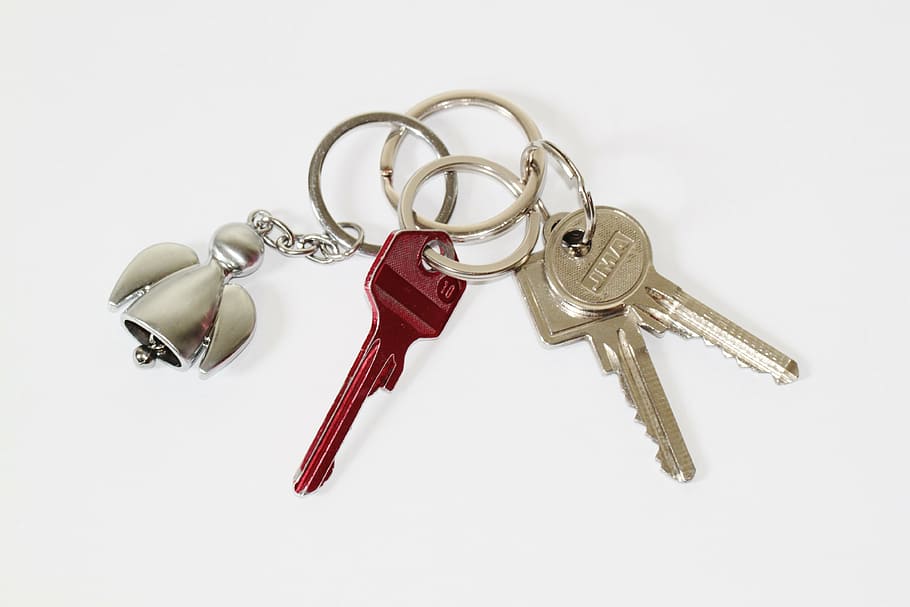 tres, gris, rojo, llaves, llave, llavero, llave de la puerta, llaves de la casa, apagado, seguridad