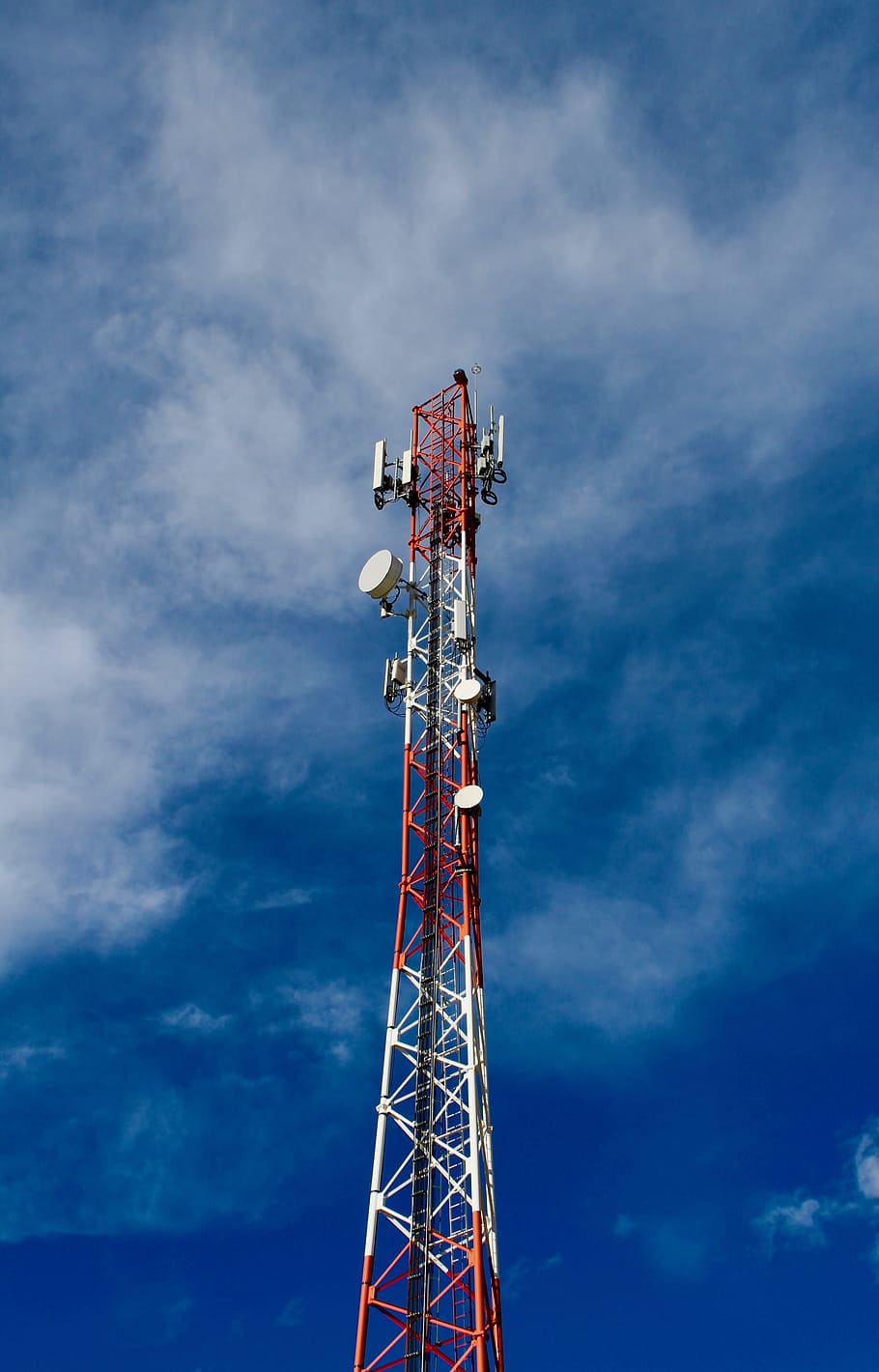 Antena, comunicación, conexión, telecomunicaciones, radiodifusión, tecnología, comunicaciones globales, antena parabólica, alto - alto, vista de ángulo bajo