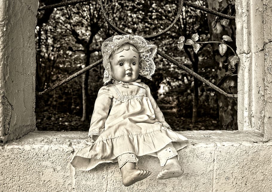 niña muñeca, sentado, hormigón, pavimento, muñeca, muñeca de porcelana, muñeca vintage, antiguo, hecho a mano, juguete