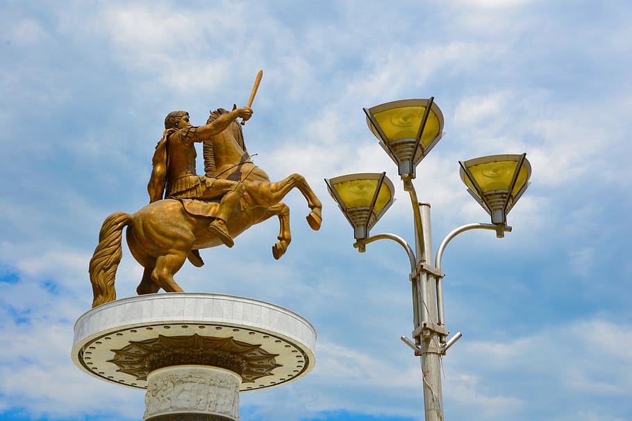 hombre, equitación, estatua de caballo, 3 luminarias, farola de 3 luminarias, Alejandro Magno, Skopje, estatua, cielo, nube - cielo